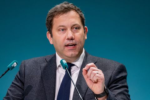 SPD-Chef Lars Klingbeil will im Rentenstreit hart bleiben. Foto: Fabian Sommer/dpa