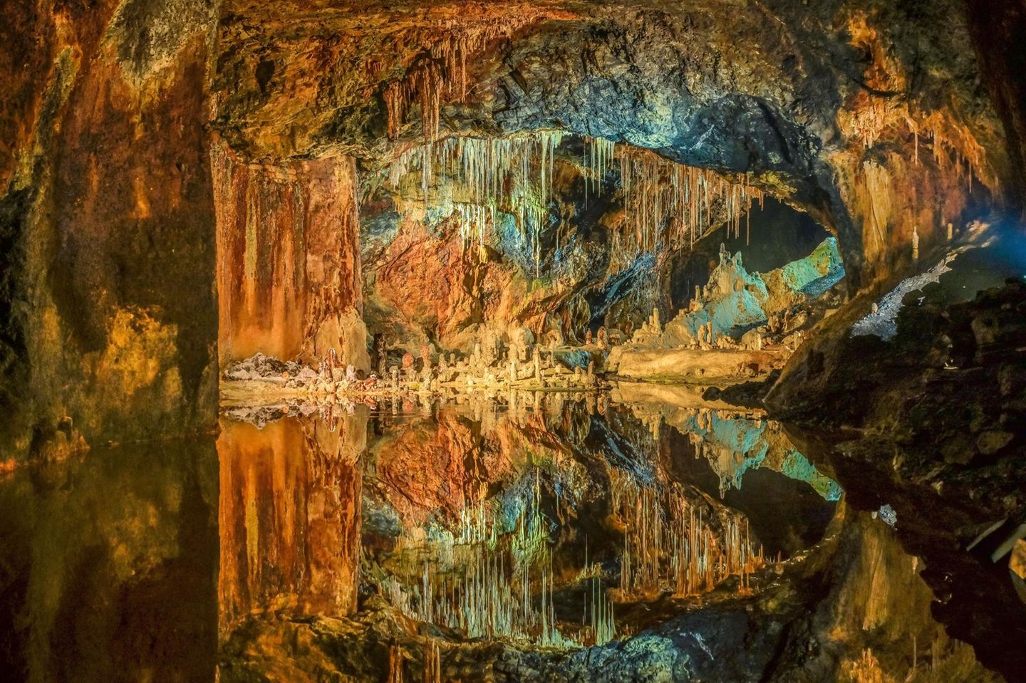Die Tropfsteinhöhle Saafelder Feengrotten, welche bunt beleuchtet wird in orange und türkis