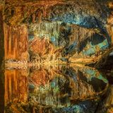 Die Tropfsteinhöhle Saafelder Feengrotten, welche bunt beleuchtet wird in orange und türkis