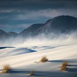 Die White Sands in Mexiko, eine Dünenlandschaft aus weißem Sand mit Hügeln im Hintergrund