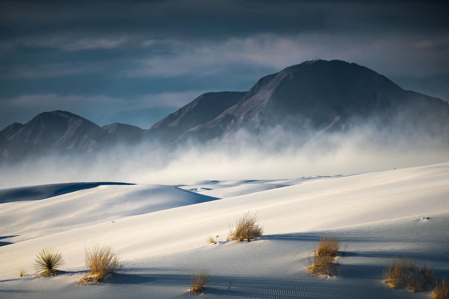 Die White Sands in Mexiko, eine Dünenlandschaft aus weißem Sand mit Hügeln im Hintergrund
