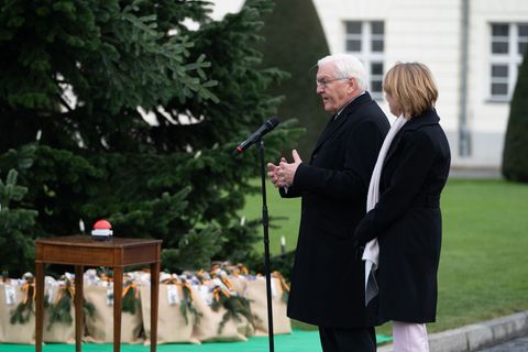 Bundespräsident Frank-Walter Steinmeier (l) und seine Frau Elke Büdenbender schalten die Beleuchtung des Weihnachtsbaums vor dem