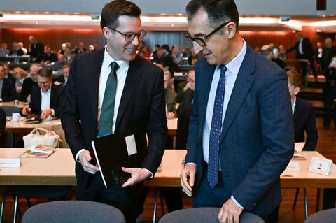 Die beiden begegneten sich schon mehrfach bei Diskussionsrunden. Foto: Bernd Weißbrod/dpa