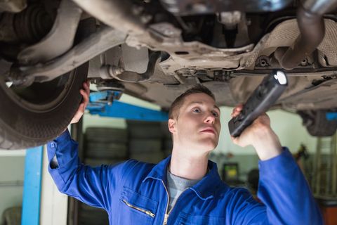 Die Zahl der Mängel bei deutschen Autos steigt, wie der TÜV Report 2026 zeigt.