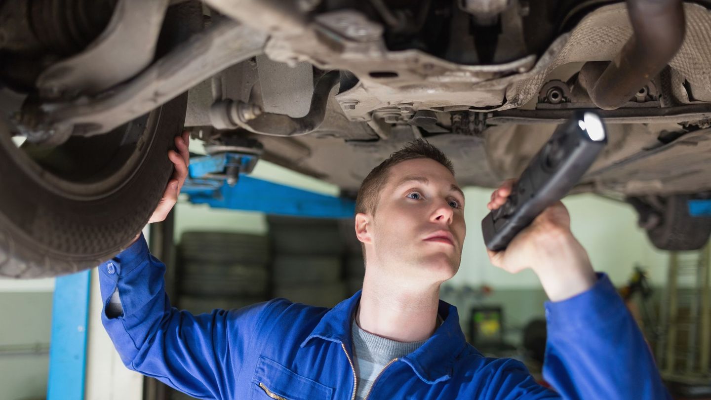 Die Zahl der Mängel bei deutschen Autos steigt, wie der TÜV Report 2026 zeigt.