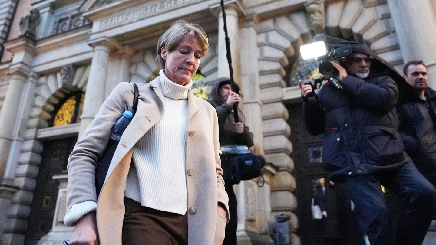 Die Hauptangeklagte Christina Block verlässt das Gerichtsgebäude in Hamburg