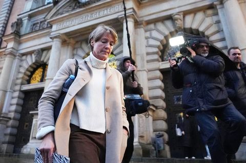 Die Hauptangeklagte Christina Block verlässt das Gerichtsgebäude in Hamburg