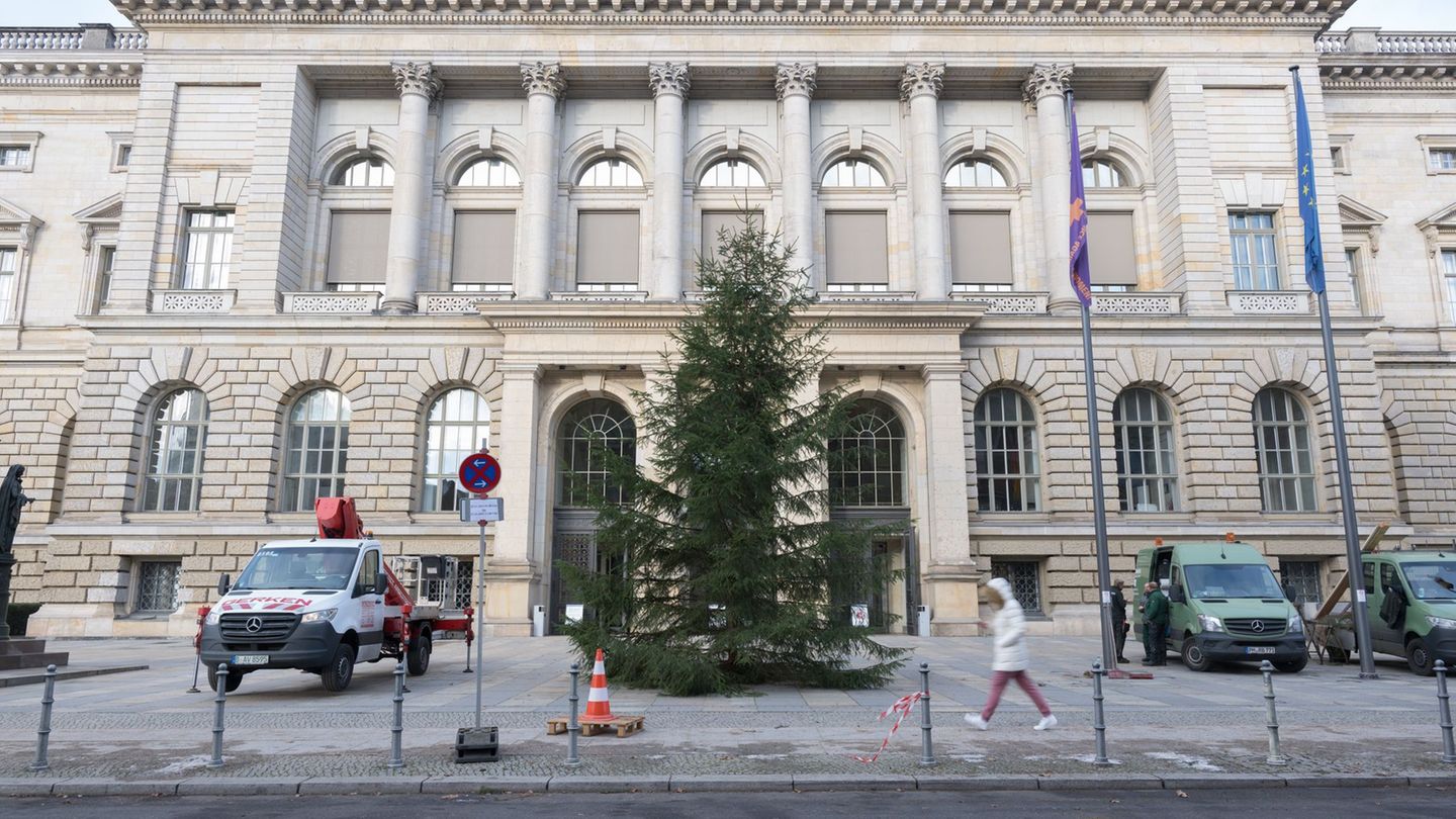 Vor dem Berliner Abgeordnetenhaus wird jedes Jahr ein Weihnachtsbaum aufgestellt und festlich geschmückt. In diesem Jahr soll er