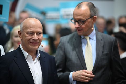 Berlins Regierender Bürgermeister Kai Wegner empfängt Bundeskanzler Friedrich Merz (beide CDU) bei sich im Roten Rathaus. (Archi