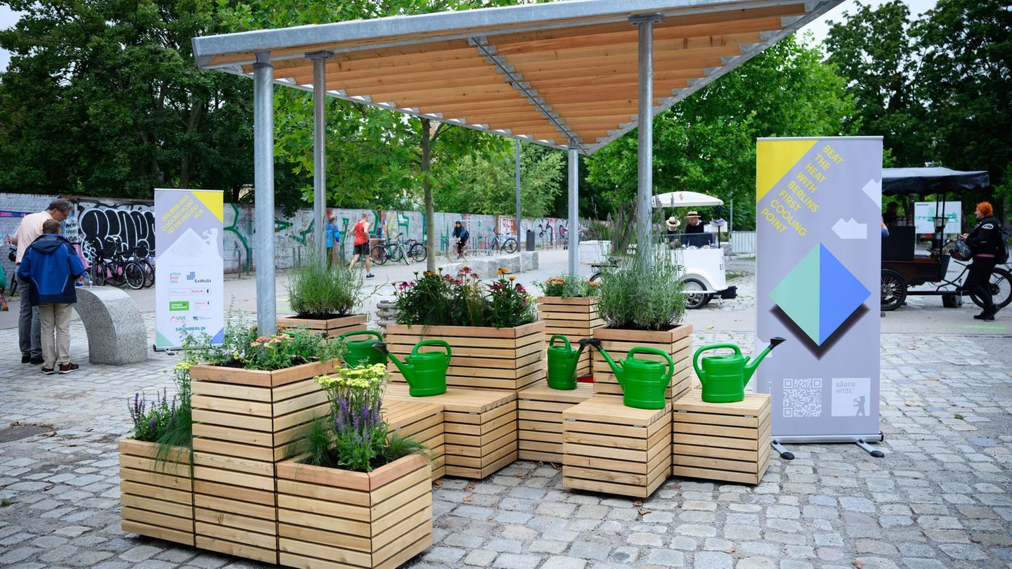 Im Juli wurde im Mauerpark Berlins erster Cooling Point vorgestellt. (Archivbild) Foto: Bernd von Jutrczenka/dpa