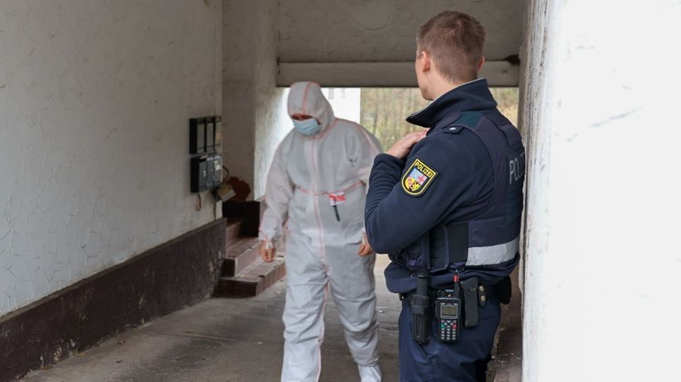 Saarland, Oberbexbach: Die Spurensicherung der Polizei ist im Einsatz, nachdem ein Gerichtsvollzieher getötet worden ist