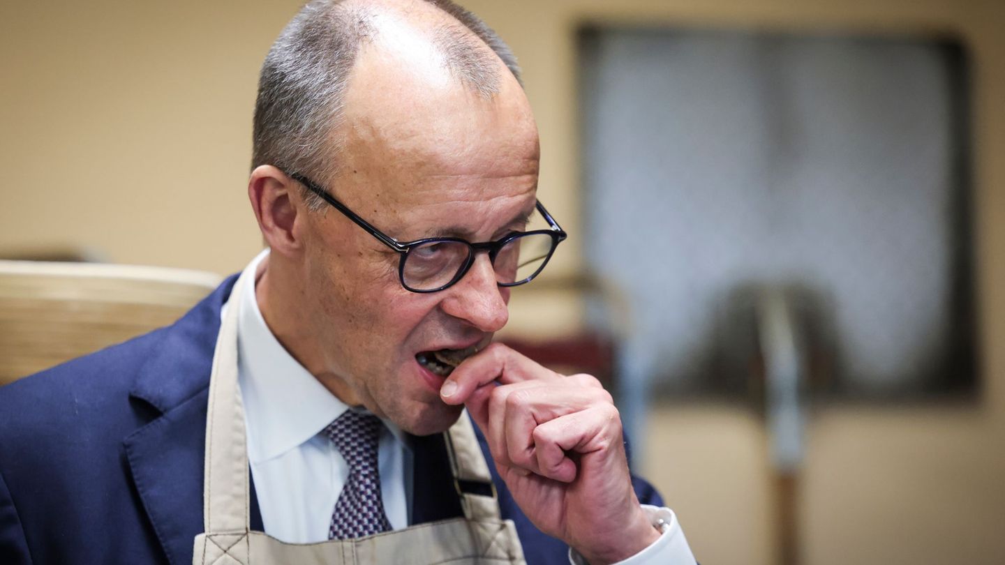 Bundeskanzler Friedrich Merz hat bei einer Konferenz in Afrika deutsches Brot vermisst. Foto: Christian Charisius/dpa