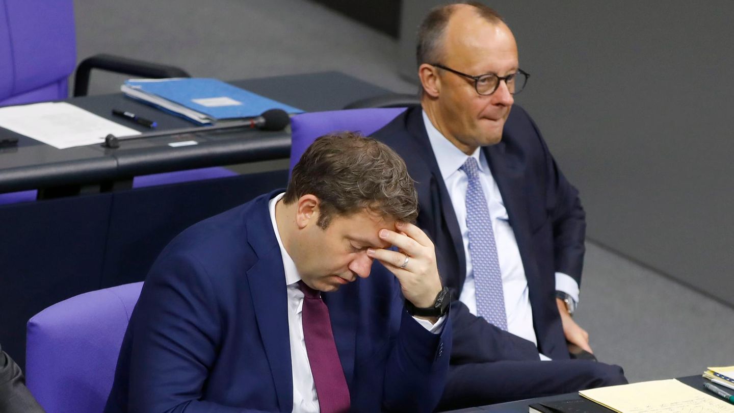 Lars Klingbeil fasst sich an den Kopf, daneben Friedrich Merz