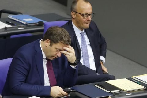 Klingbeil und Merz im Bundestag