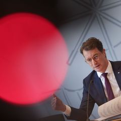 NRW-Ministerpräsident Hendrik Wüst stärkt Kanzler Friedrich Merz den Rücken. Foto: Oliver Berg/dpa