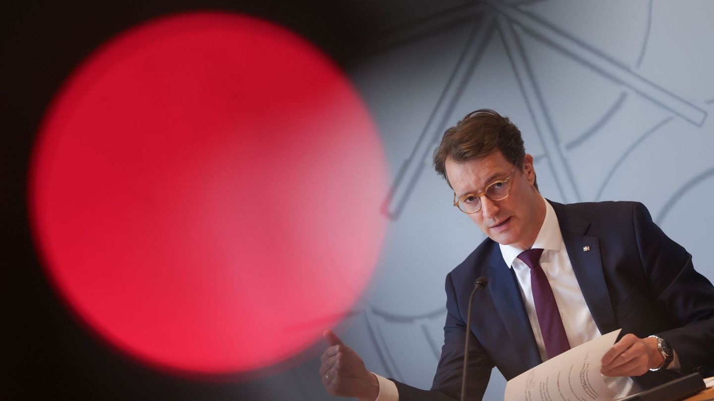 NRW-Ministerpräsident Hendrik Wüst stärkt Kanzler Friedrich Merz den Rücken. Foto: Oliver Berg/dpa