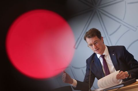 NRW-Ministerpräsident Hendrik Wüst stärkt Kanzler Friedrich Merz den Rücken. Foto: Oliver Berg/dpa