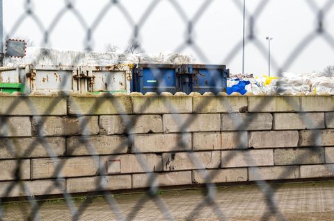 Das Firmengelände eines Entsorgungsbetriebes im Bereich Industriehäfen in Bremen
