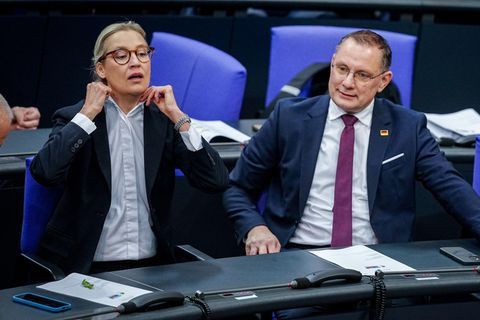 Die Parteichefs der AfD, Alice Weidel und Tino Chrupalla, bei der Haushaltsdebatte im Bundestag