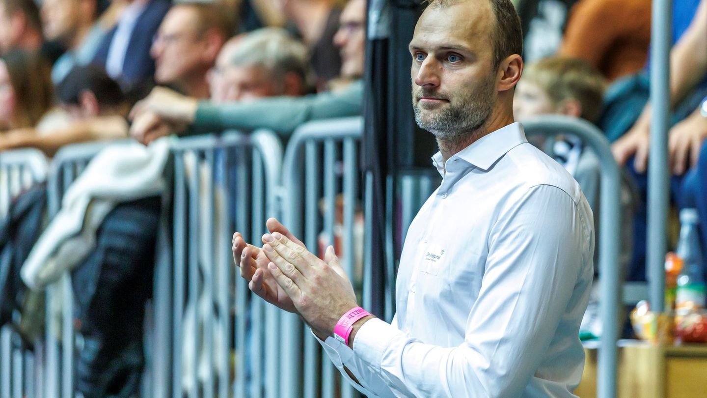 Netzhoppers-Geschäftsführer Dirk Westphal prüft den Zuschauerzuspruch in Potsdam. (Archivbild) Foto: Andreas Gora/dpa