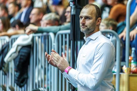 Netzhoppers-Geschäftsführer Dirk Westphal prüft den Zuschauerzuspruch in Potsdam. (Archivbild) Foto: Andreas Gora/dpa