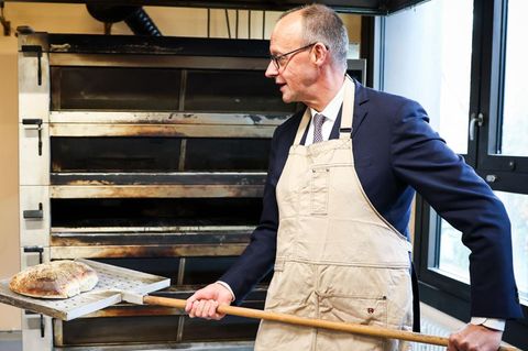 In Hamburg durfte sich Friedrich Merz bei seinem Antrittsbesuch in der Hansestadt sein Brot selber backen