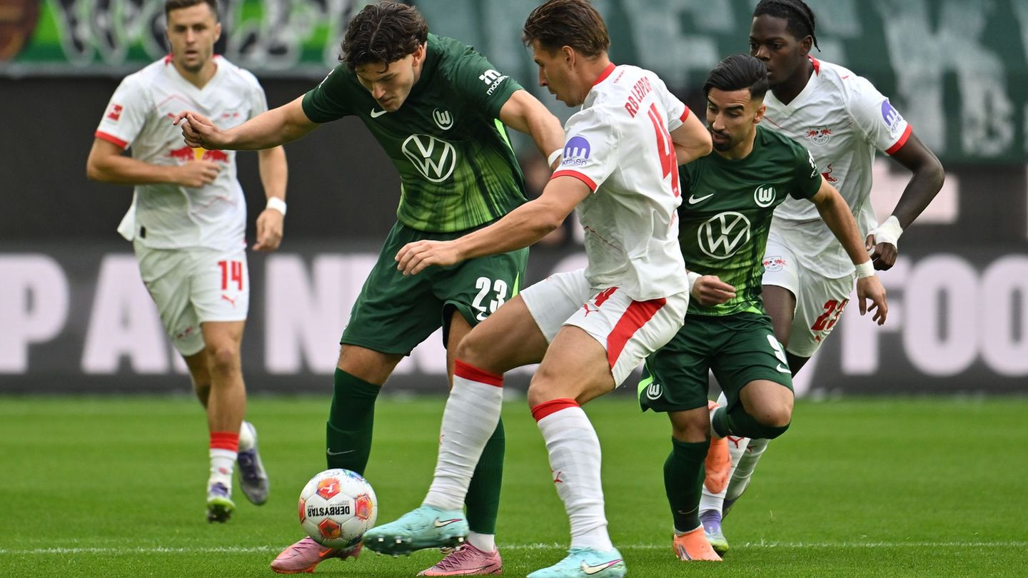 Jonas Wind (l) droht beim VfL Wolfsburg eine längere Pause. (Archivfoto) Foto: Swen Pförtner/dpa