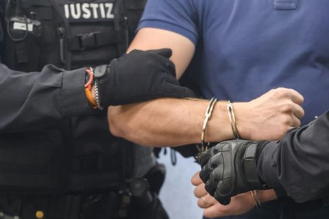 Einer der Angeklagten in Handschellen