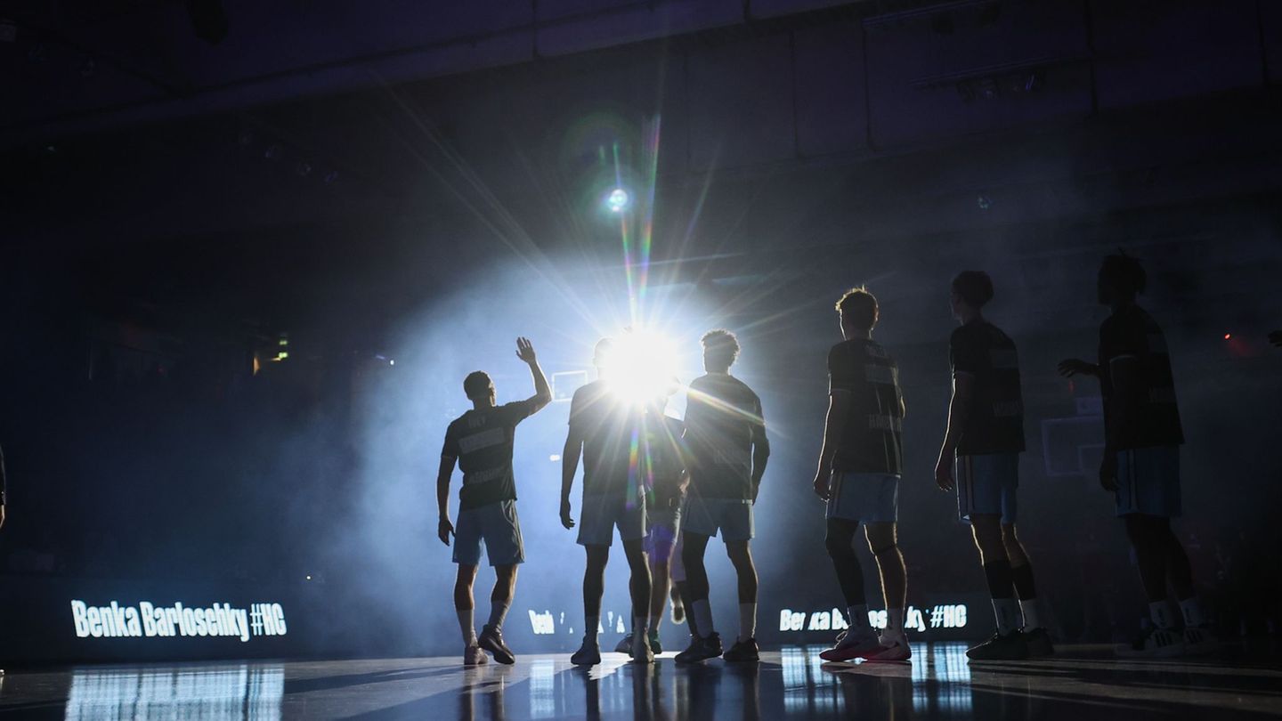 Hamburgs Spieler kommen vor Spielbeginn in die Halle. Foto: Christian Charisius/dpa