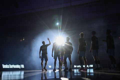 Hamburgs Spieler kommen vor Spielbeginn in die Halle. Foto: Christian Charisius/dpa