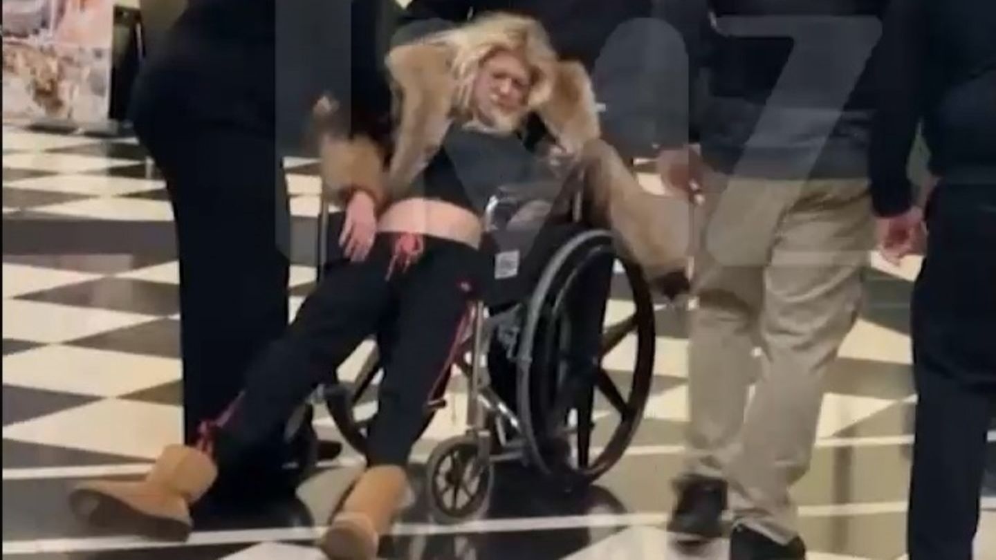 Tara Reid benommen in einem Rollstuhl