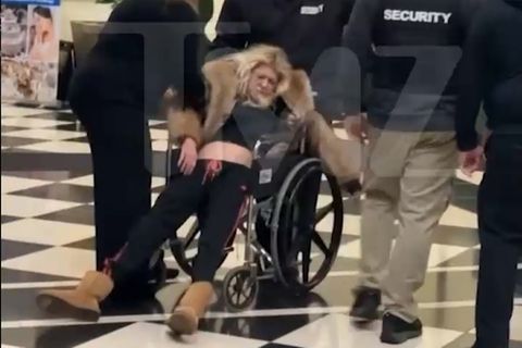 Tara Reid benommen in einem Rollstuhl