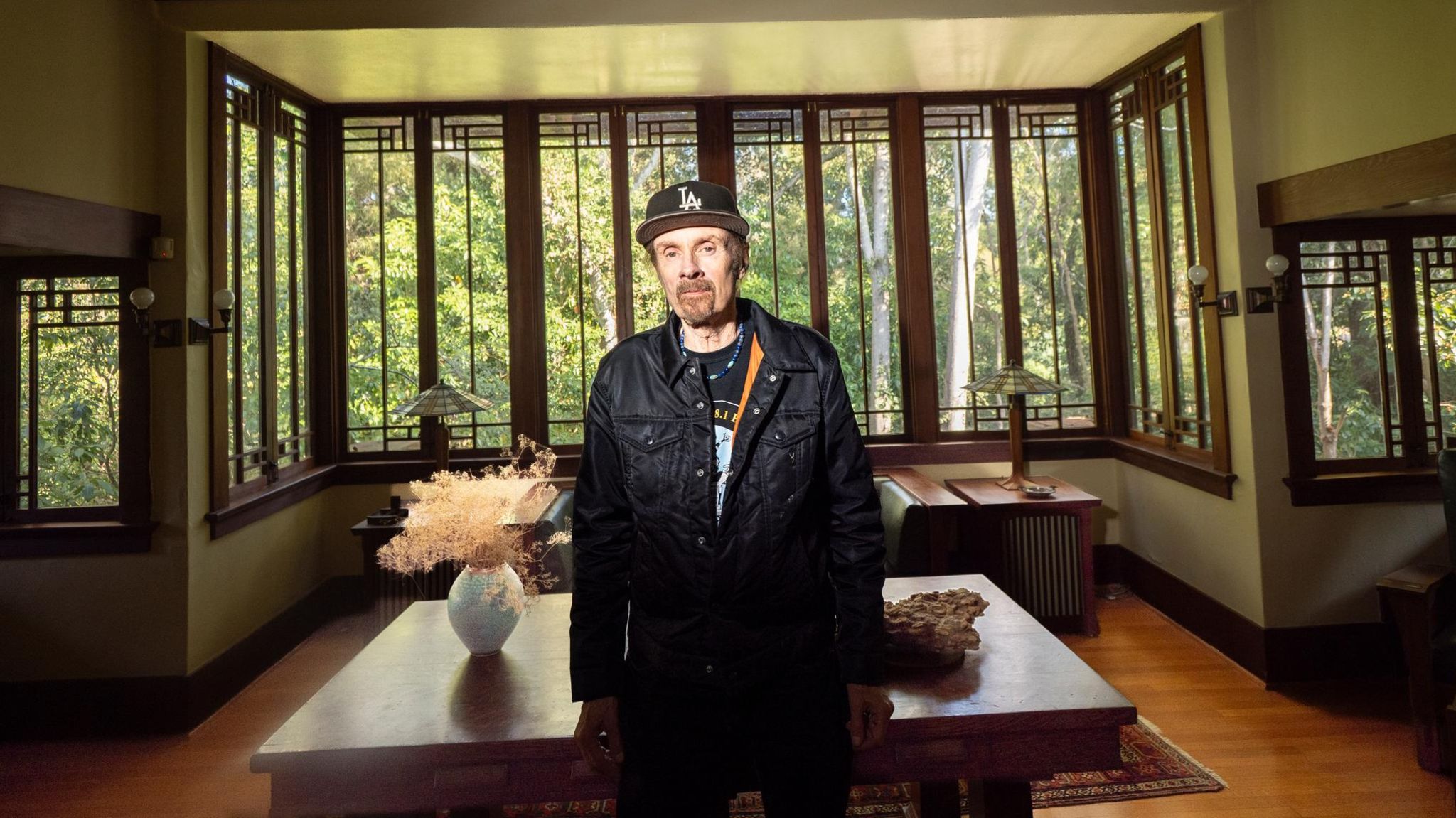 T. C. Boyle in einem Zimmer mit schwarzer Kappe und schwarzer Jacke