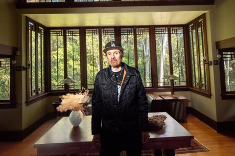 T. C. Boyle in einem Zimmer mit schwarzer Kappe und schwarzer Jacke