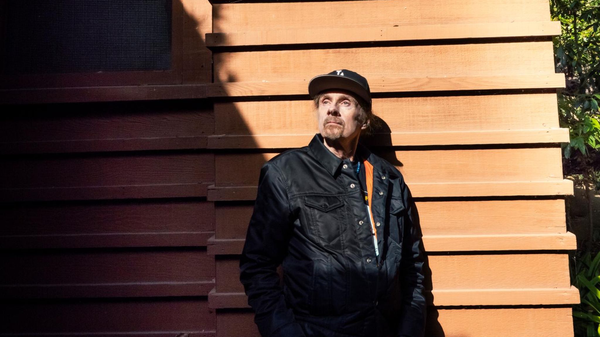 TC Boyle  lehnt an einer Holzfassade