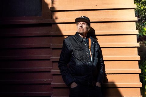 TC Boyle  lehnt an einer Holzfassade