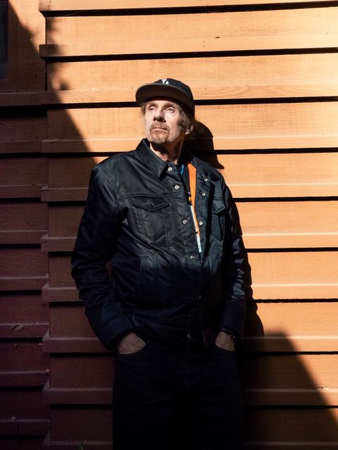 TC Boyle  lehnt an einer Holzfassade