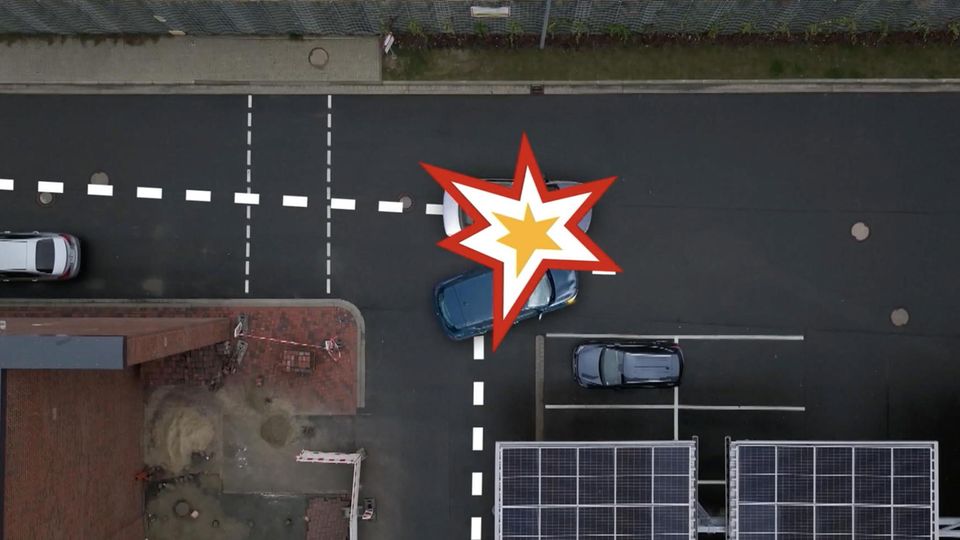 Durch einen Vorfahrts-Fehler kollidieren zwei Autos auf einem Parkplatz.