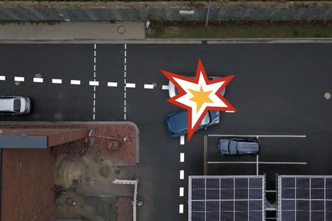 Durch einen Vorfahrts-Fehler kollidieren zwei Autos auf einem Parkplatz.