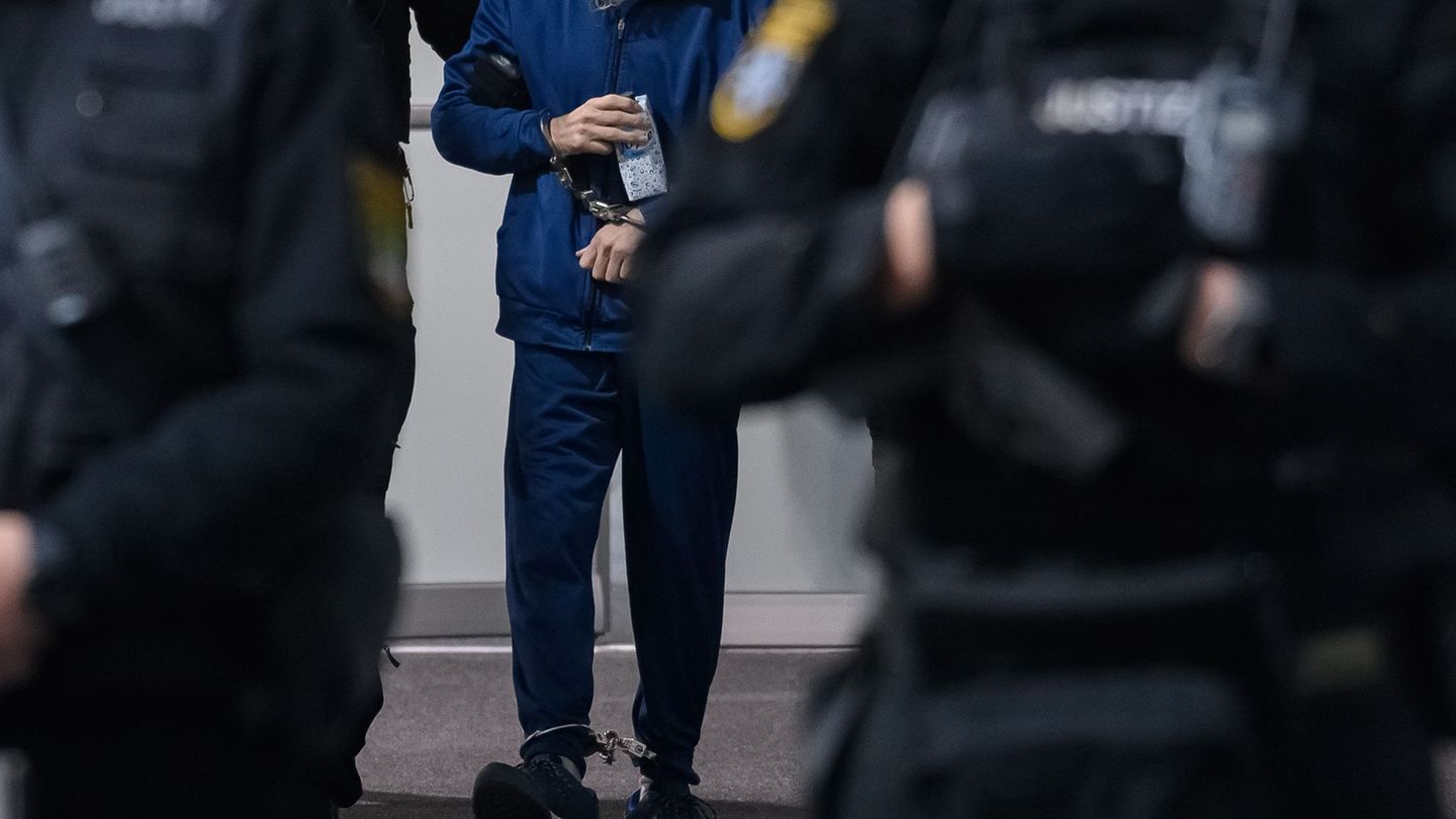 Justizbeamte führen den Angeklagten Taleb al-Abdulmohsen (M) in den Gerichtssaal des temporären Gerichtsgebäude des Landgerichte