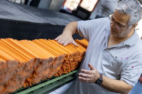 Der fränkische Schreibwarenhersteller Faber-Castell will 130 Stellen in Deutschland abbauen. (Archivbild) Foto: Daniel Karmann/d