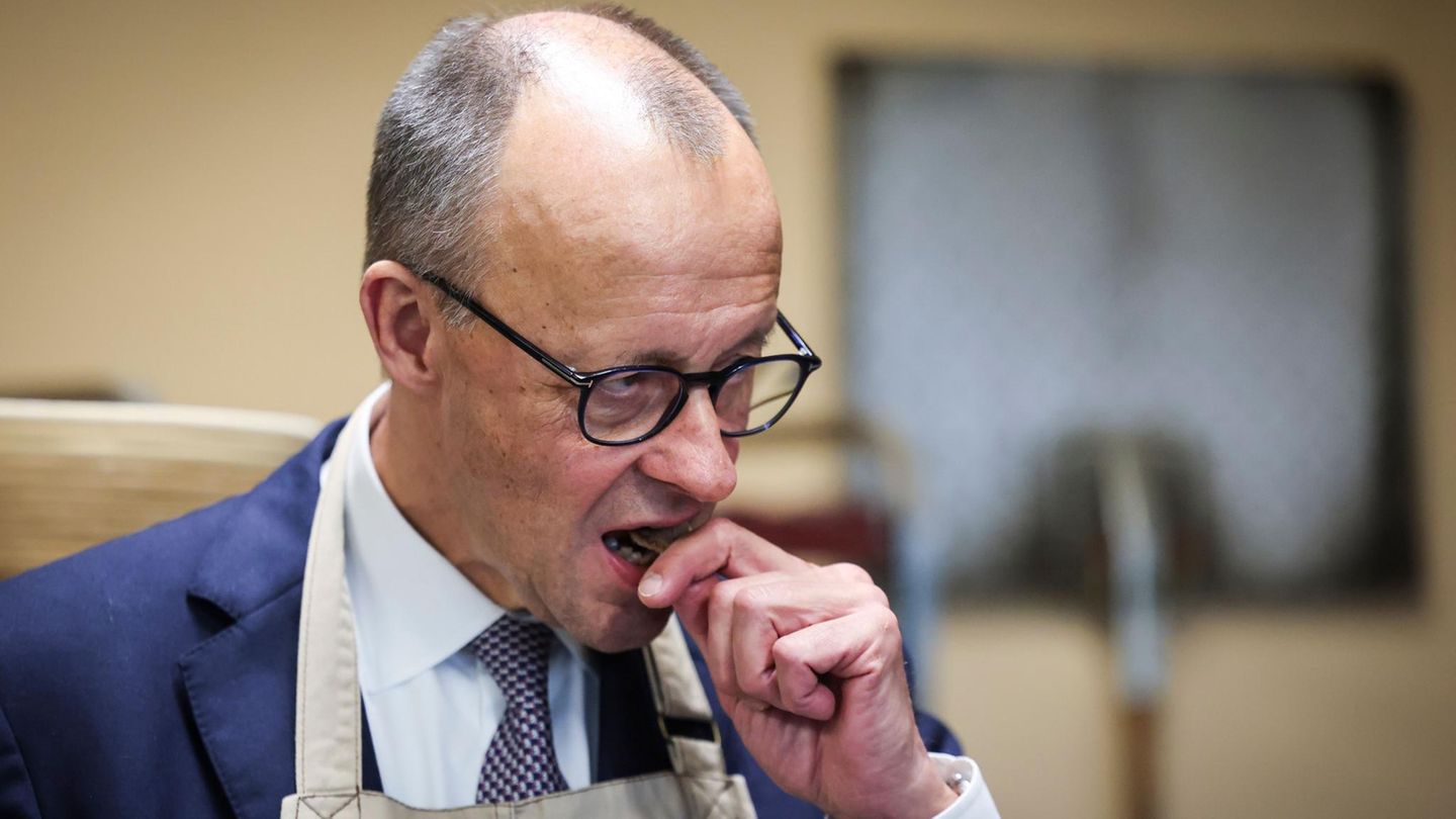 Endlich wieder in deutsches Brot beißen: Auf seiner Reise in Angola hatte der Kanzler die deutsche Backkunst merzlich vermisst