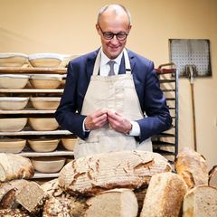 Friedrich Merz mit haufenweise Brot