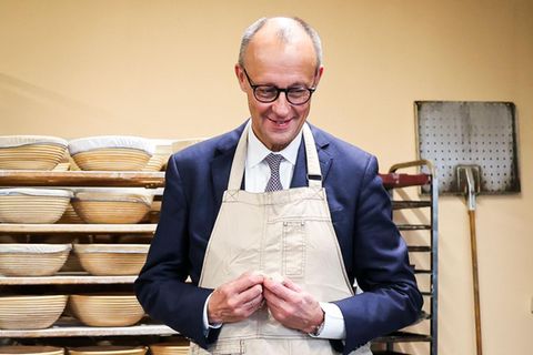 Friedrich Merz mit haufenweise Brot