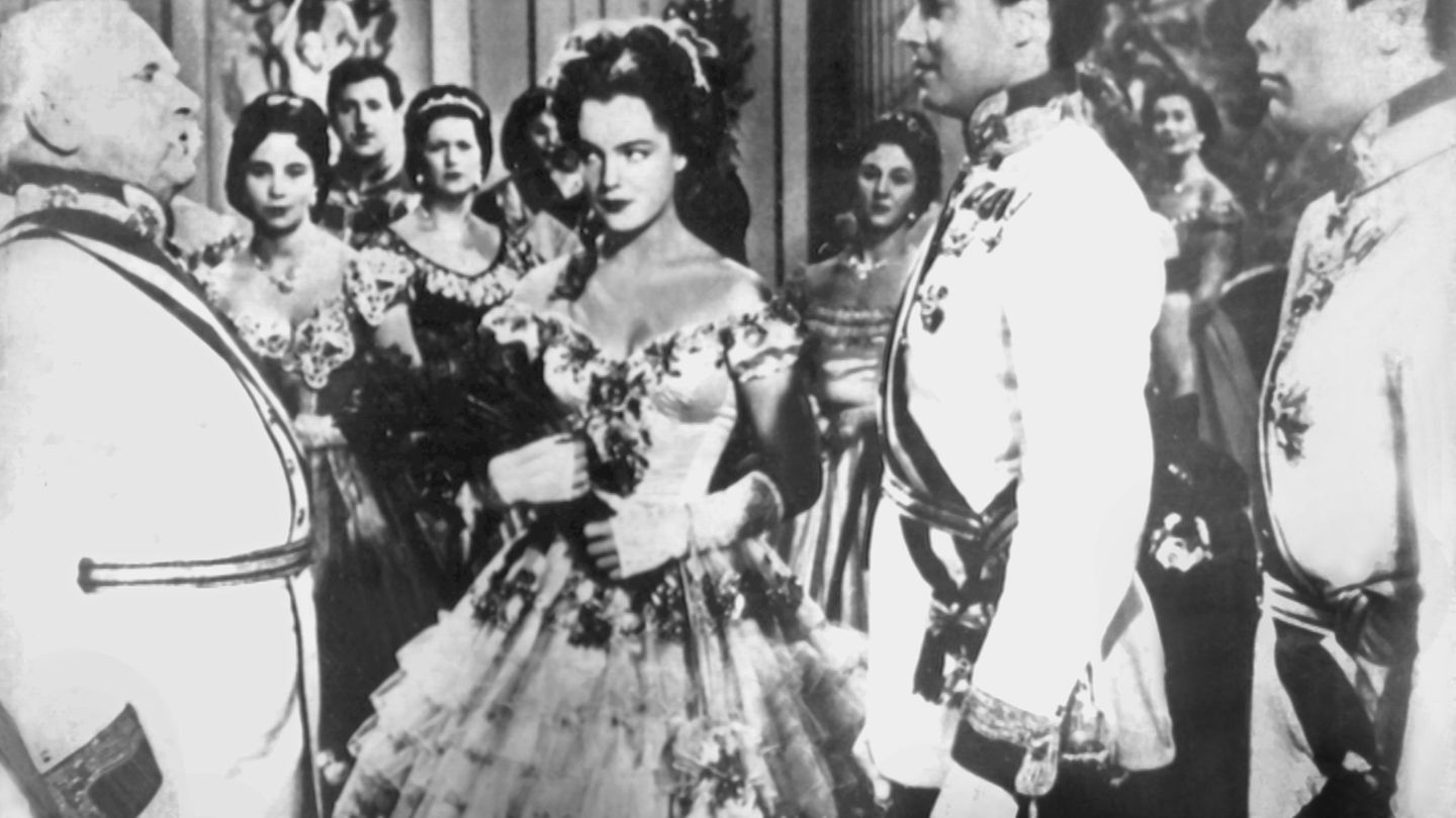 Eigentlich ein bunter Kitschfilm, hier aber eine Szene in Schwarzweiß aus der "Sissi"-Filmtrilogie. (Archivbild) Foto: UPI/dpa