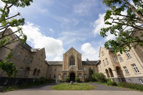 Rund 5.300 Beschäftigte insgesamt an allen 30 Standorten gibt es im Landeskrankenhaus Andernach. (Archivbild) Foto: Thomas Frey/