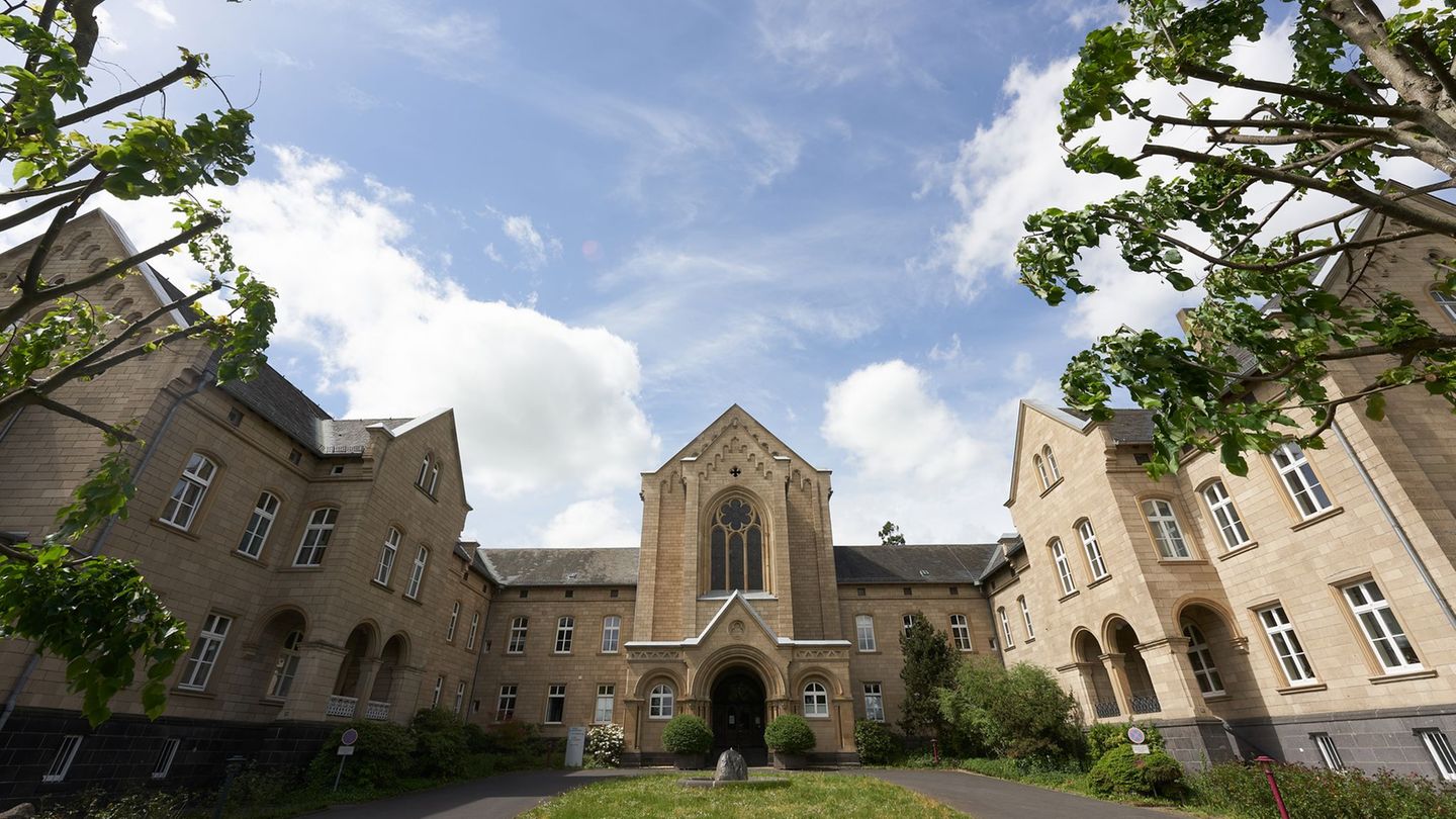 Rund 5.300 Beschäftigte insgesamt an allen 30 Standorten gibt es im Landeskrankenhaus Andernach. (Archivbild) Foto: Thomas Frey/