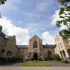 Rund 5.300 Beschäftigte insgesamt an allen 30 Standorten gibt es im Landeskrankenhaus Andernach. (Archivbild) Foto: Thomas Frey/