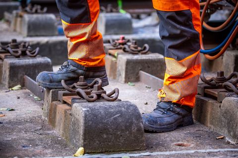 Die Arbeiter waren laut Polizei mit Gleisarbeiten in der Oberpfalz beschäftigt. (Symbolbild) Foto: Jens Büttner/dpa