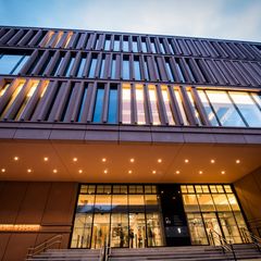 Im Gesicht der Frau werden nach Einschätzung von Ärzten große Narben zurückbleiben. (Archivbild) Foto: Bernd Thissen/dpa